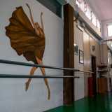 ...abbellita dal dipinto di una ballerina sulla parete 